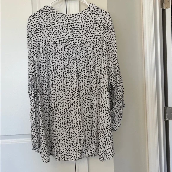 Black and White Patterned Blouse - Picture 5 of 5